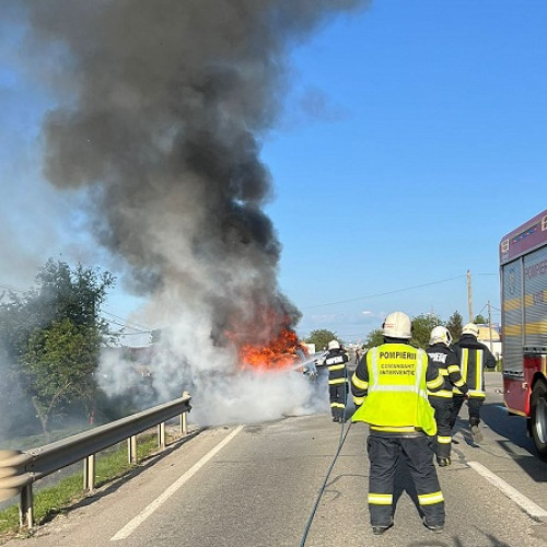 Un autoturism Volvo a fost distrus în totalitate pe Drumul Careiului - Intervenție rapidă a pompierilor pentru stingerea incendiului