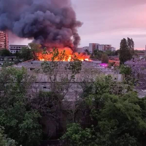 Incendiu puternic în Bucureștii Noi, degajări mari de fum
