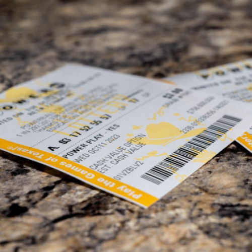 Un imigrant bolnav câștigă 1,3 miliarde de dolari la loterie, un record în SUA