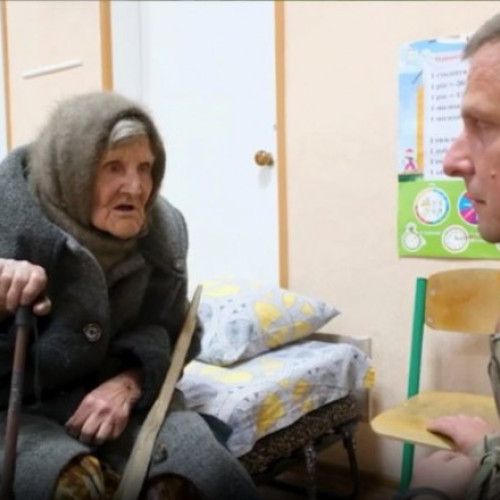 O bătrână ucraineană a supraviețuit miraculos în zona de război din Donețk, deplasându-se 10 km pe jos în căutarea speranței.