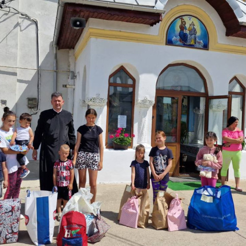 Proiectul "Îmbracă un copil cu haine noi de Sfinții Paști!" a fost un succes în județul Dâmbovița, cu participarea a 120 de copii și a mai multor donatori din țară și din străinătate.