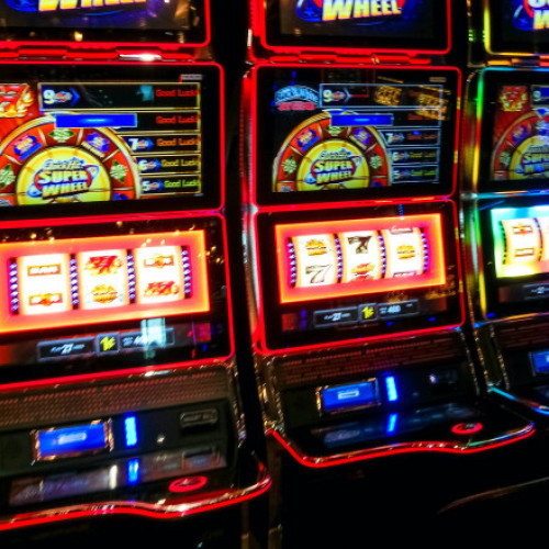 Premierul Marcel Ciolacu amenință cu retragerea licențelor pentru păcănele din orașele mici