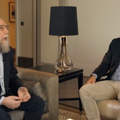 Propagandistul american Tucker Carlson îl ridică în slăvi pe Dughin. Interviu cu „creierul lui Putin”, la Moscova