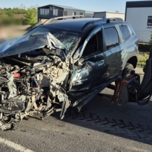 Accident rutier în Salcea: mașină distrusă și o persoană rănită în urma impactului cu un camion