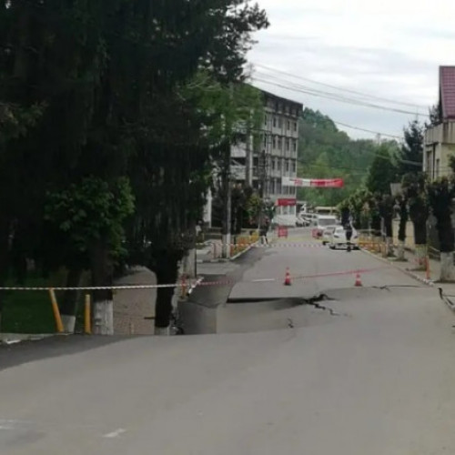 PSD şi PNL se acuză reciproc pentru surparea străzii din Slănic Prahova