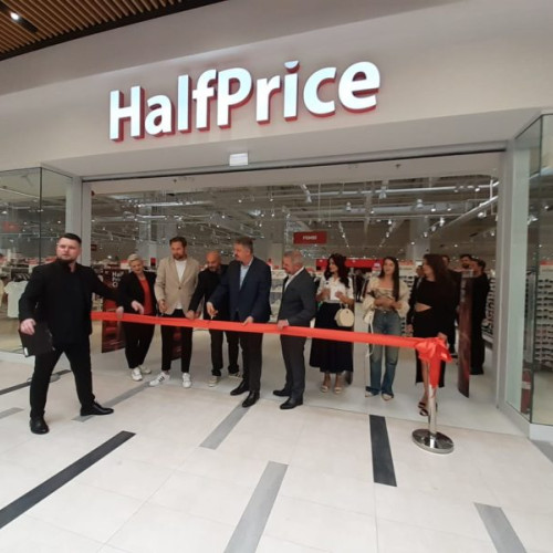 Mall-ul Plaza M s-a renovat și rebranduit în Târgu Mureș. Investitorul Indotek Group a investit 16 milioane de euro pentru a crea un nou centru comercial în oraș. Șefului departamentului Retail Internațional, Kertai Zsolt, a declarat că obiectivul acestui proiect este ca centrul comercial să devină principalul loc de cumpărături în Târgu Mureș.