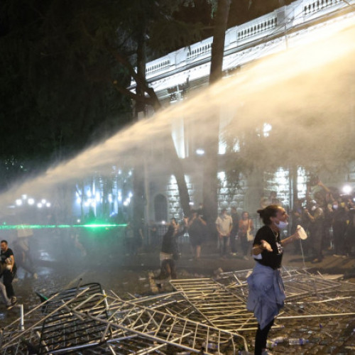 Proteste violente în capitala Georgiei împotriva legii "agenților străini": zeci de reținuți și ciocniri cu forțele de ordine. Oamenii cer stoparea unei legi inspirate din Rusia, ce ar putea afecta aderarea la UE.