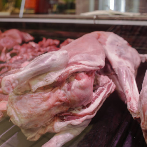 Piața în centrul atenției: Carnea de miel, printre cele mai scumpe produse pentru masa de Paști. Prețul a crescut cu peste 50% în unele orașe.