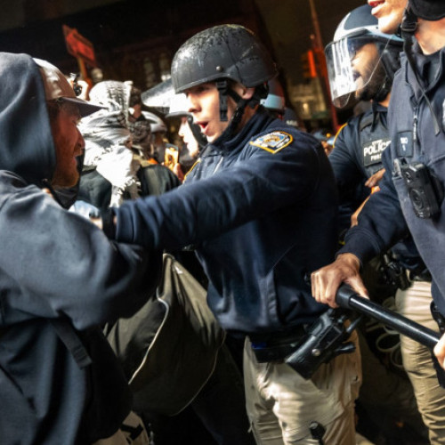 Galerie Foto Violențe la Universitatea Columbia. Polițiștii din New York au intervenit în forță în campusul blocat de manifestanți. 100 de arestări