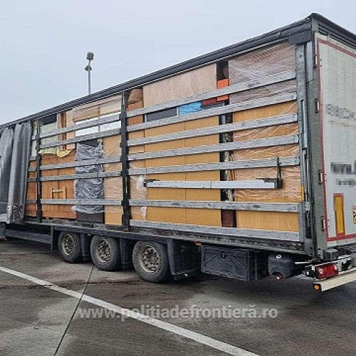 Tonelaje de deşeuri transportate ilegal, oprite la graniță de autorități. Documentele de însoțire nu sunt conforme cu transportul de textile și marfă second-hand.