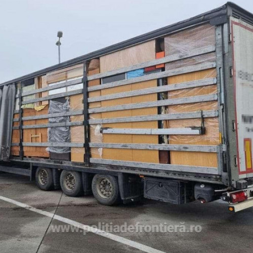 Transporturi ilegale de haine oprite în Vama Petea de autoritățile române, una considerată deșeu igienic. Documentele pentru un transport din Ungaria și unul din Olanda nu erau în regulă conform polițiștilor de frontieră. Vezi ce cantitatea de haine a fost descoperită.