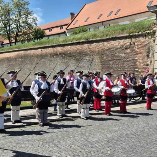 Garda Cetății Alba Carolina și-a reluat activitatea! Defilare cu soldați și cai în zona turistică