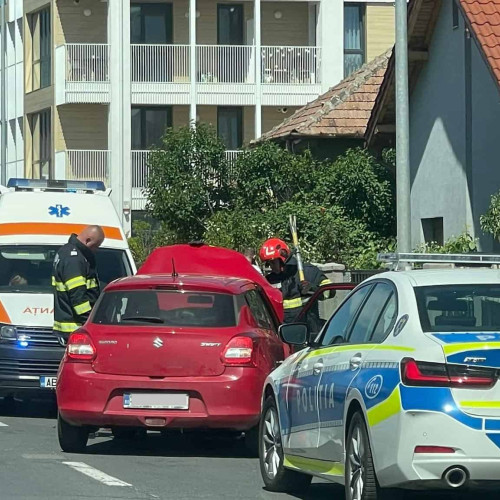 Accident rutier în Alba Iulia: două persoane rănite și două mașini avariate pe Calea Moților. Echipaje de intervenție la fața locului. UPDATE: Două persoane au refuzat transportul la spital.