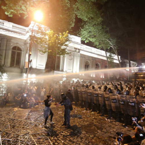 Galerie Foto Tensiunile cresc în Georgia după protestele violente, cu 63 de arestări. Parlamentarii s-au luat iar la bătaie