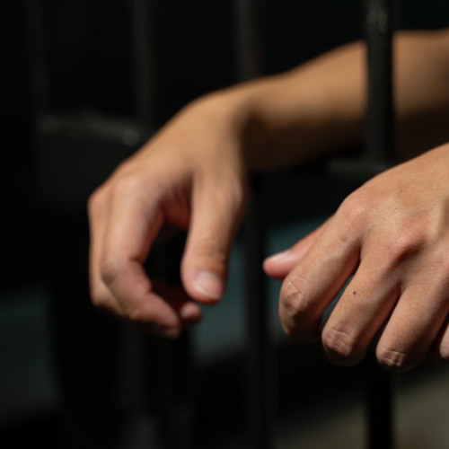 Adolescent din Constanța, arestat preventiv pentru agresarea unui jandarm, instanța a admis propunerea de arestare a minorului pentru 30 de zile