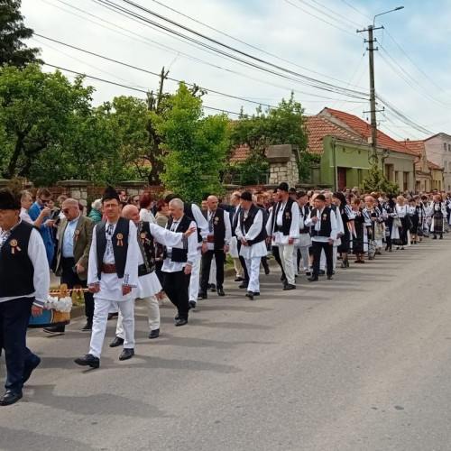 Tradiția "Păștenilor" păstrată la Cugir și Vinerea. Au participat 64 de persoane în vârstă de 60 de ani. FOTO