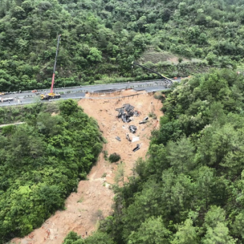 Tragedie în China: 24 de morți în prăbușirea unei autostrăzi din cauza inundațiilor