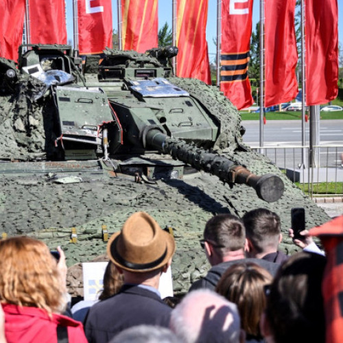 Galerie Foto „Băieții noștri au obținut trofee”. Cu sute de mii de morți pe front, Putin face paradă cu tancurile occidentale capturate în Ucraina