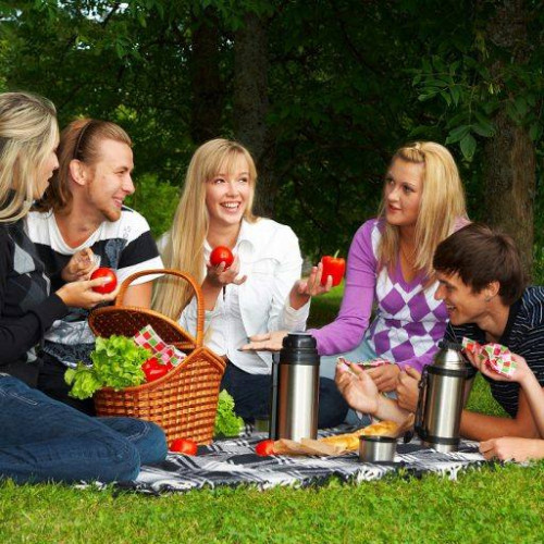 1 Mai, majoritatea românilor preferă sărbătorile acasă cu familia, arată un sondaj INSCOP la comanda News.ro.