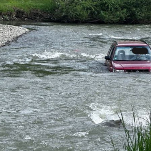 Un șofer blocat în apele râului Bistrița a fost salvat de pompieri.