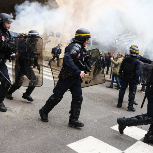 Video&Foto Proteste violente în Franța. Zeci de persoane arestate la Paris. Magazine sparte, forțele de ordine intervin cu gaze lacrimogene