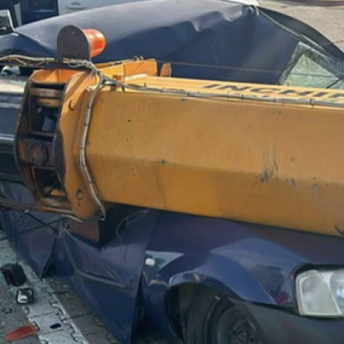 VIDEO Macara prăbușită peste mașină parcată lângă benzinărie în București

VIDEO Macara căzută peste mașină parcată în apropierea unei benzinării din București