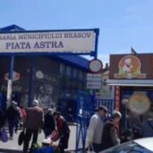 Poliția Brașov a descins în piețele Astra, Dacia și Tractorul: Sancțiuni de peste 83.000 lei. Controlul asupra comercianților la piețele din Brașov: Amenzi în valoare de 83.000 lei. O acțiune comună a serviciilor de investigare a desfășurat verificări la diverse magazine din piețele Astra, Dacia și Tractorul din Brașov.