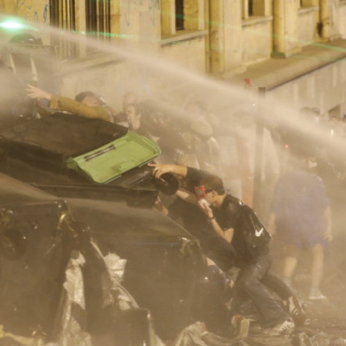 Galerie Foto Noi violențe în Georgia, "legea rusă" a fost votată. Poliția a dat cu gaze lacrimogene în mulțimea care a luat cu asalt Parlamentul