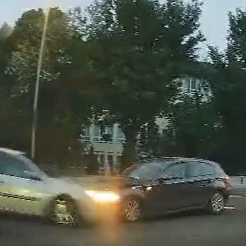 Accident grav în Alba Iulia: Doi oameni și un copil răniți în urma impactului dintre două mașini