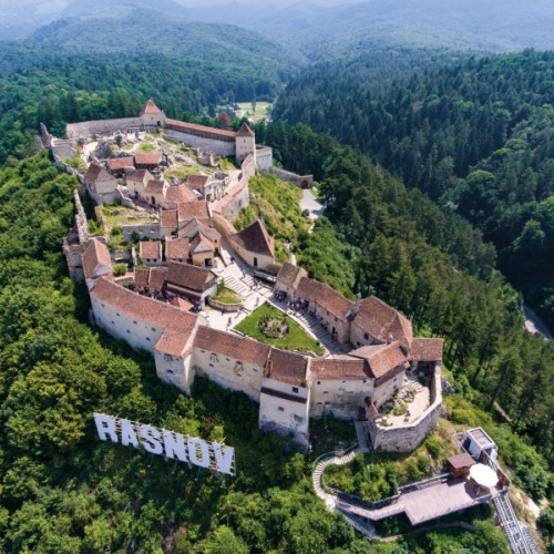 O călătorie în timp la Râșnov prin noul program cultural al Asociației Mioritics și partenerilor săi, oferită turiștilor pentru a descoperi istoria și natura zonei în 2024