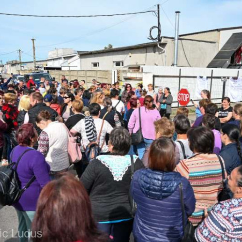 Angajaţii de la Fabrica LEONI Luduş, nemulţumiţi de închiderea punctului de lucru