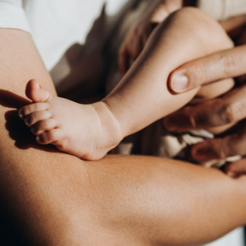 Mama agresivă a fetiței în vârstă de două luni este arestată. Micuța surprinde prin evoluția stării sale de sănătate.