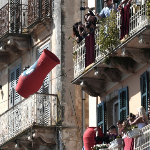 Tradițiile neobișnuite de Paște în jurul lumii: de la aruncarea oalelor în Grecia la covoarele cu simboluri religioase din Guatemala