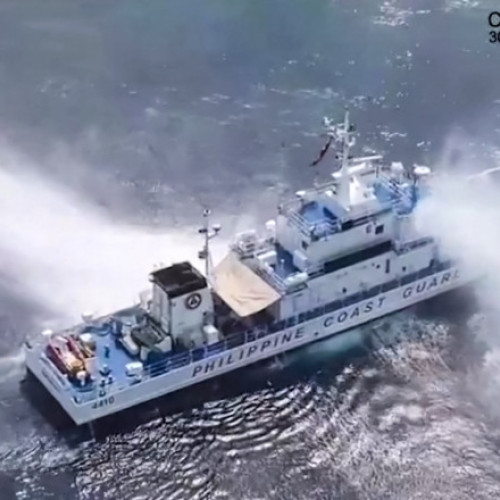 FOTO Momentul în care Paza de Coastă chineză atacă nave filipineze. „Erau atât de aproape încât le vedeam fețele”