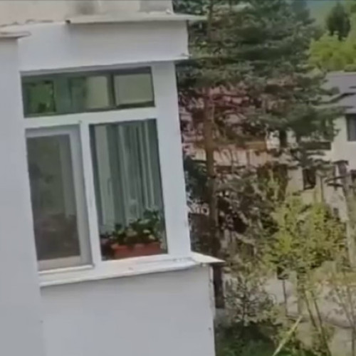 Surprins în imagini: Stâlp înghițit de pământ pe strada surpată din Slănic Prahova. Situația devine tot mai gravă, autoritățile decid noi evacuări și extinderea perimetrului de siguranță