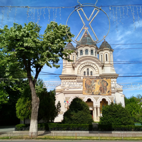 Restricţii de trafic şi modificări în programul de transport pentru Sărbătoarea Învierii Domnului la Catedrala Arhiepiscopală în Galaţi pe 2 mai 2024.