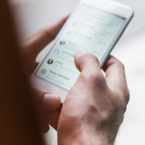 Profesorul de religie din Bihor, sancționat pentru postările cu manele pe grupul de WhatsApp al elevilor de la clasa a VI-a