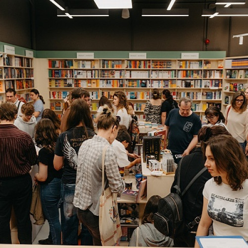 Librăria Cărturești din Shopping City Satu Mare, o atracție neașteptată: tinerii au inundat cu bucurie și emoție sediul său încă de la deschidere