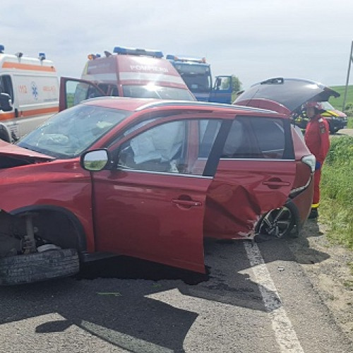 Familie de ucraineni rănită într-un grav accident la Supuru de Sus: Mașină lovită de camion pe DN19A