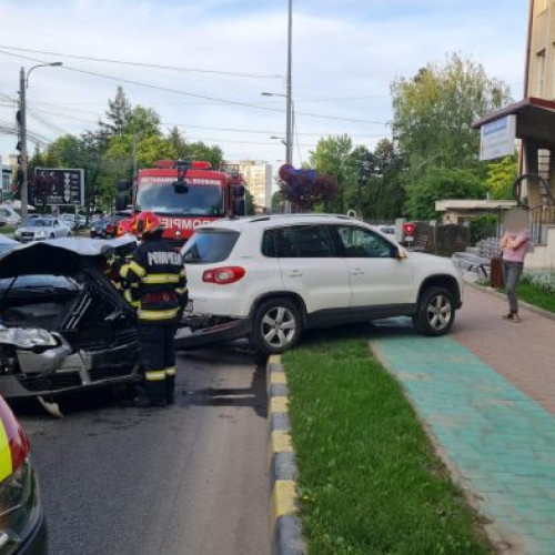 Accident în fața Centrului de Transfuzii Suceava: o persoană rănită în urma coliziunii dintre două autoturisme în trafic