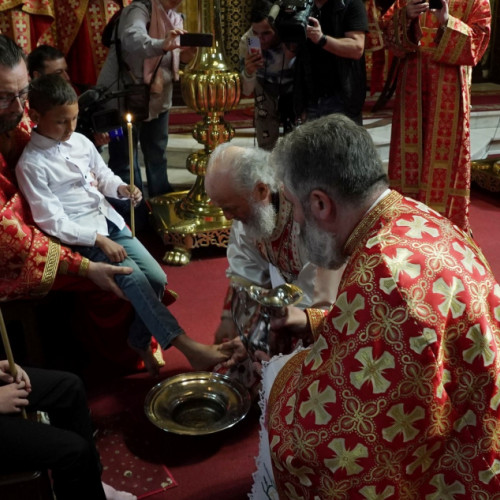 Sărbătoare la Catedrala Arhiepiscopală din Galați: Rânduiala spălării picioarelor pentru copiii sărmani