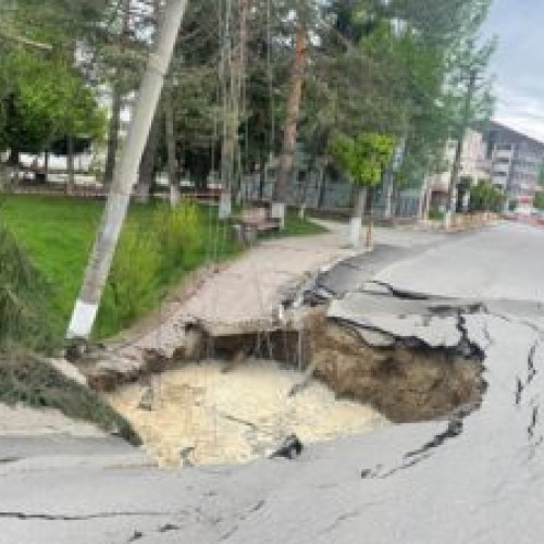 Un stâlp înghițit de craterul de la Slănic Prahova: noi evacuări decise de autorități