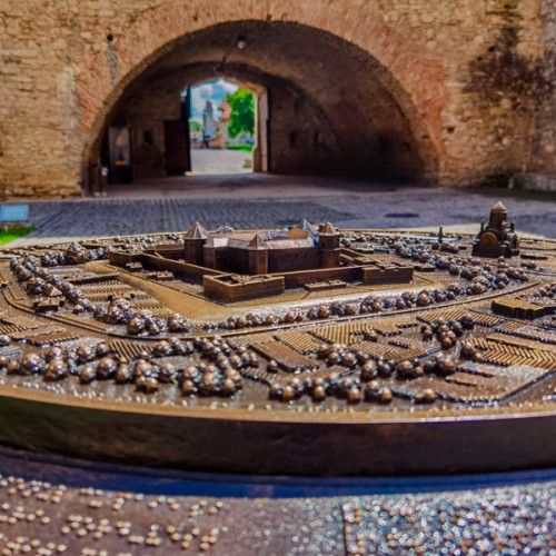 Instalarea unei machete tactile în curtea Cetății Făgărașului pentru accesibilitatea persoanelor cu deficiențe de vedere