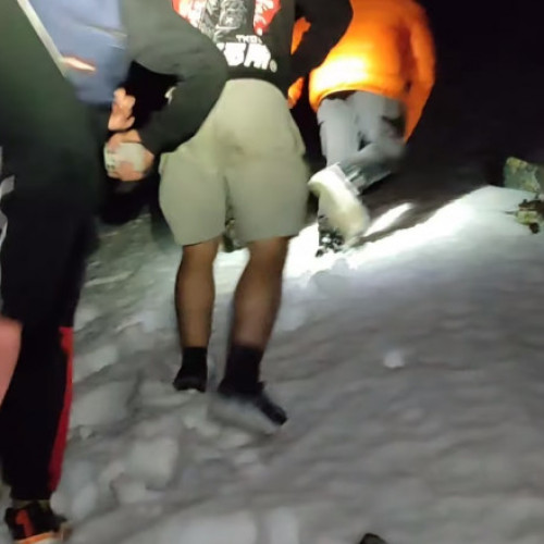 Tinerii rătăciți în masivul Parâng au fost salvați de echipa Salvamont. Sezonul de iarnă neașteptat i-a prins nepregătiți în drumetie. Potrivit șefului Salvamont România, amatorilor de munte li se recomandă să aibă echipament adecvat în astfel de condiții.