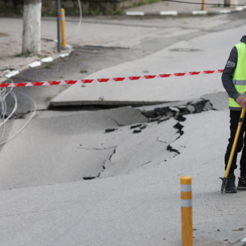 Muncitorii aruncă pietriș în craterul de 18 metri din Slănic. Prefectul susține că nu trebuie extins perimetrul de siguranță