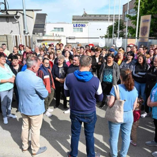 200 de angajați de la Luduș protestează împotriva închiderii fabricii auto LEONI România