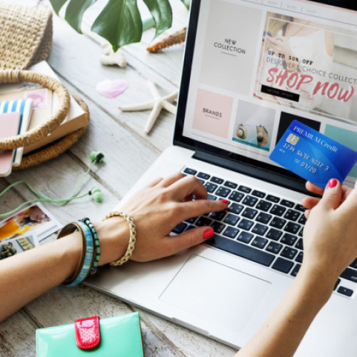 Capcanele în care cad românii care fac cumpărături online. Avertismentul Poliției Române