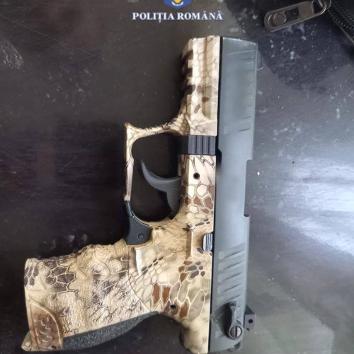 Aninoasa: Percheziție domiciliară pentru încălcarea legii privind armele și contrabanda - Bărbatul din comuna Aninoasa, în vârstă de 52 de ani, a fost supus unui mandat de percheziție domiciliară pentru descoperirea unor arme ilegale provenite din Spania. Un bărbat din comuna Dragomirești, în vârstă de 36 de ani, a fost de asemenea implicat în această afacere. Procurorii continuă investigațiile sub coordonarea Parchetului de pe lângă Judecătoria Târgoviște. Participanți la percheziție au fost și polițiști din cadrul Serviciului Criminalistic și luptători din