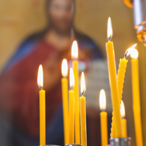 Lumina Sfântă, dusă din Ierusalim, va fi distribuită în parohiile din România și Basarabia