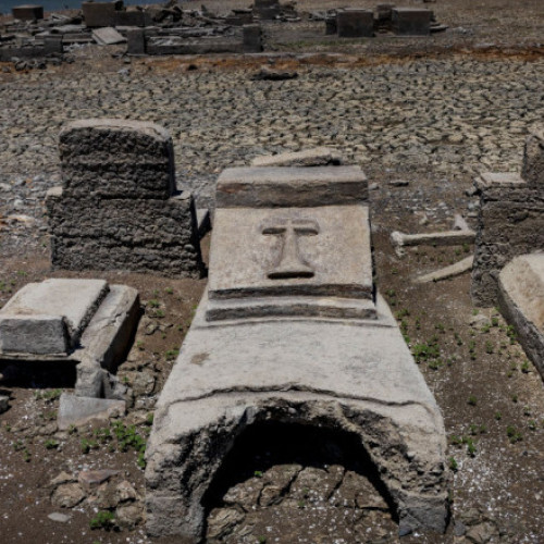 Galerie Foto: Scufundarea unei așezări vechi de 300 de ani în apele unui baraj reapare în mijlocul secetei din Filipine; Căldura înăbușitoare topind discret structurile și mormintele în orașul Nueva Ecija din Pantabangan.